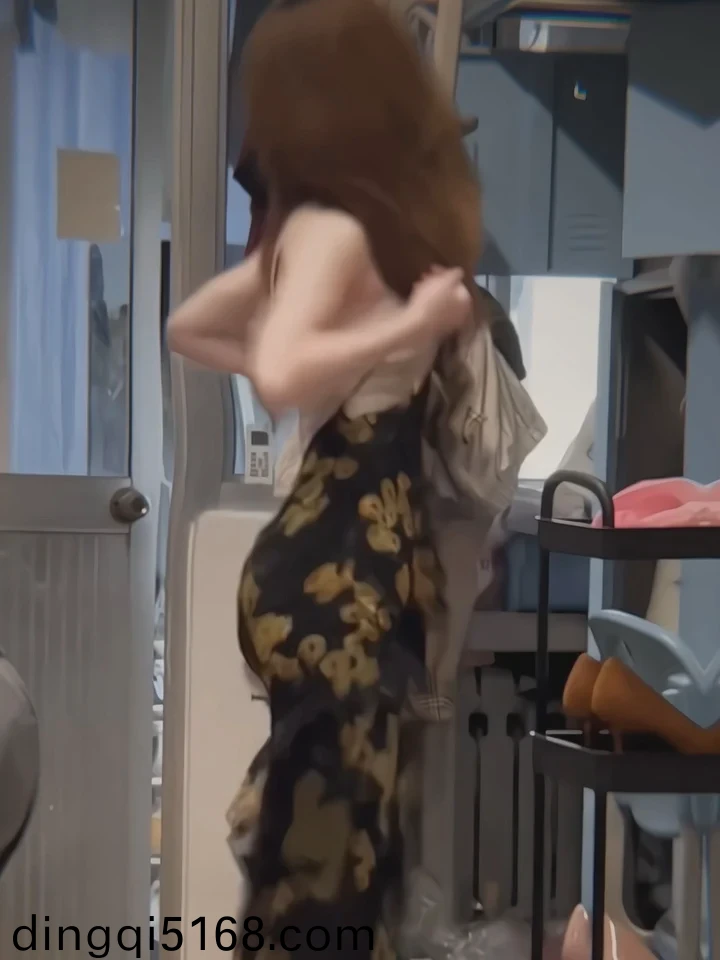 女人洗澡露全身